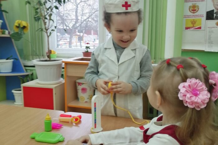 Сюжетно –ролевая игра значительно обогащает ребенка представлениями об окружающем