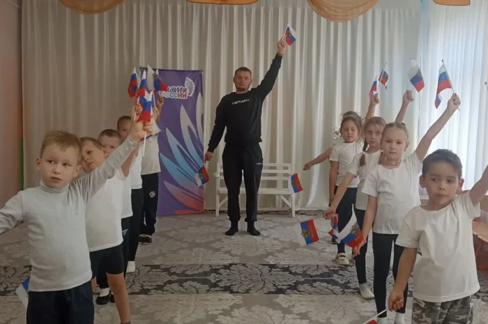 «Растём на примере героев»: зарядка со звездой в детском саду «Колокольчик»